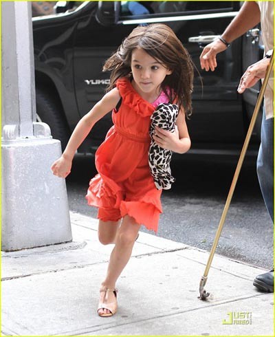 Suri đi học cũng rất sành điệu. Không chỉ đi một đôi giày cao gót, cô bé còn diện chiếc váy màu cam rất thời trang 'mix' với chiếc túi đắt tiền.